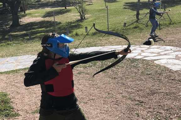 Dos chicos jugando en el rocódromo hinchable